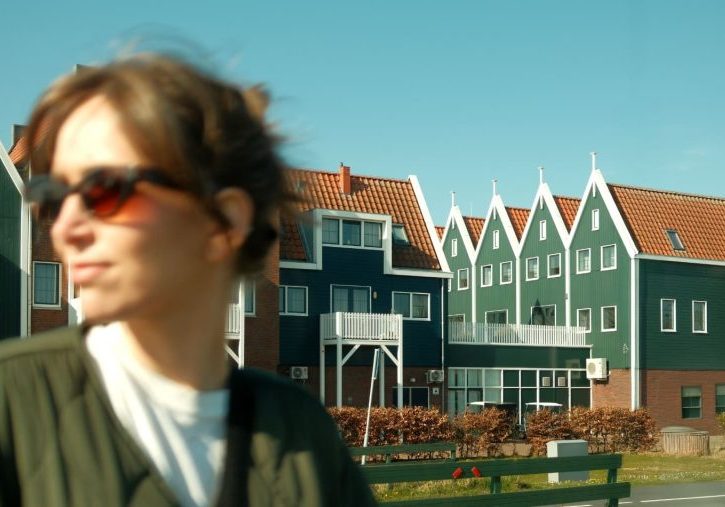 Dutch women living between cultures about communicating differently when home and abroad.