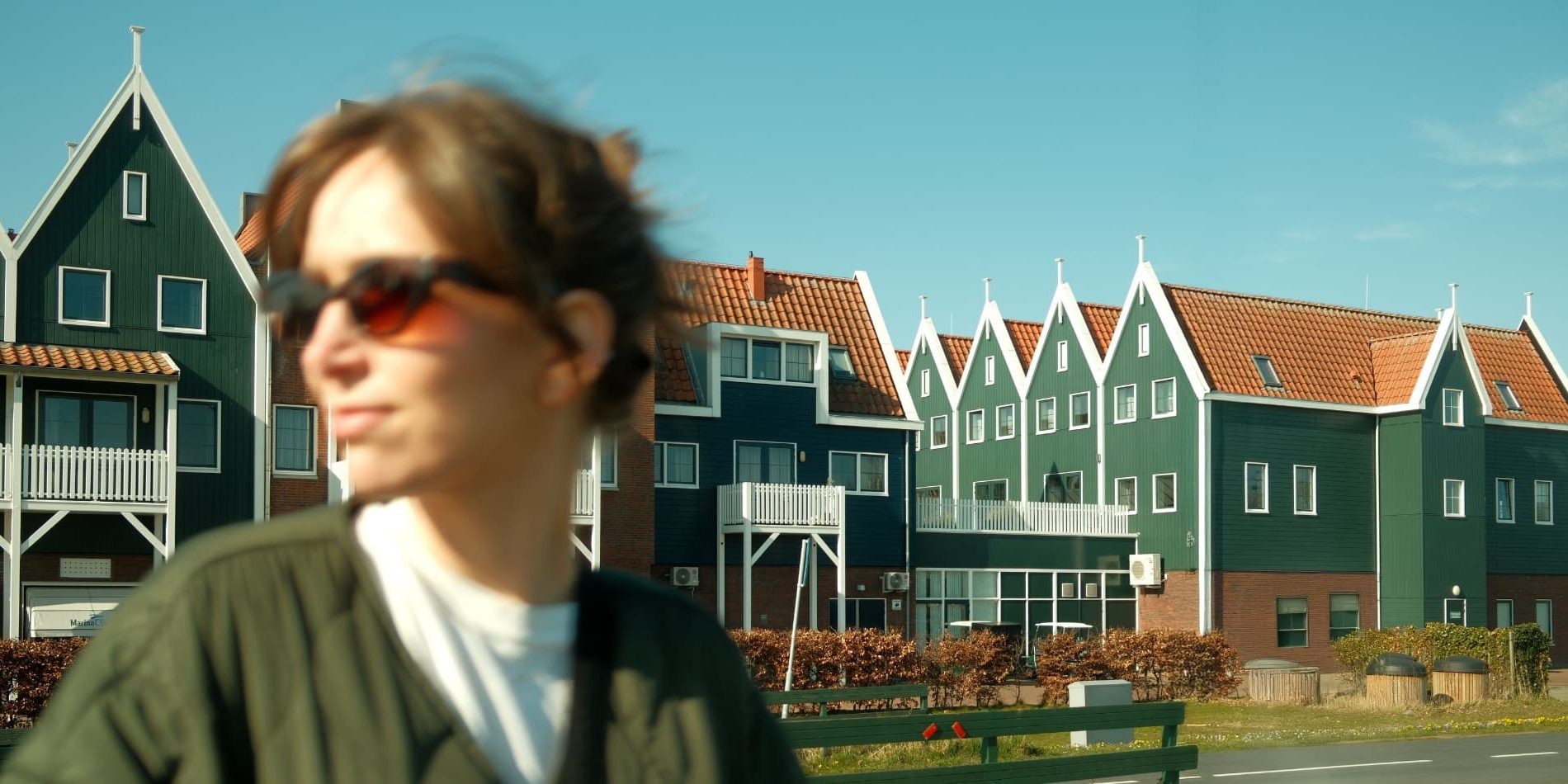 Dutch women living between cultures about communicating differently when home and abroad.